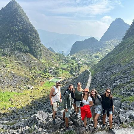 Strawberry House , Tour & Motorbikes Rentel Bed and Breakfast Ha Giang Buitenkant foto