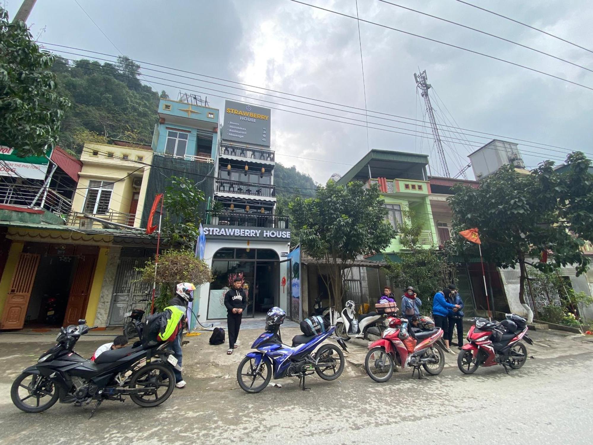 Strawberry House , Tour & Motorbikes Rentel Bed and Breakfast Ha Giang Buitenkant foto