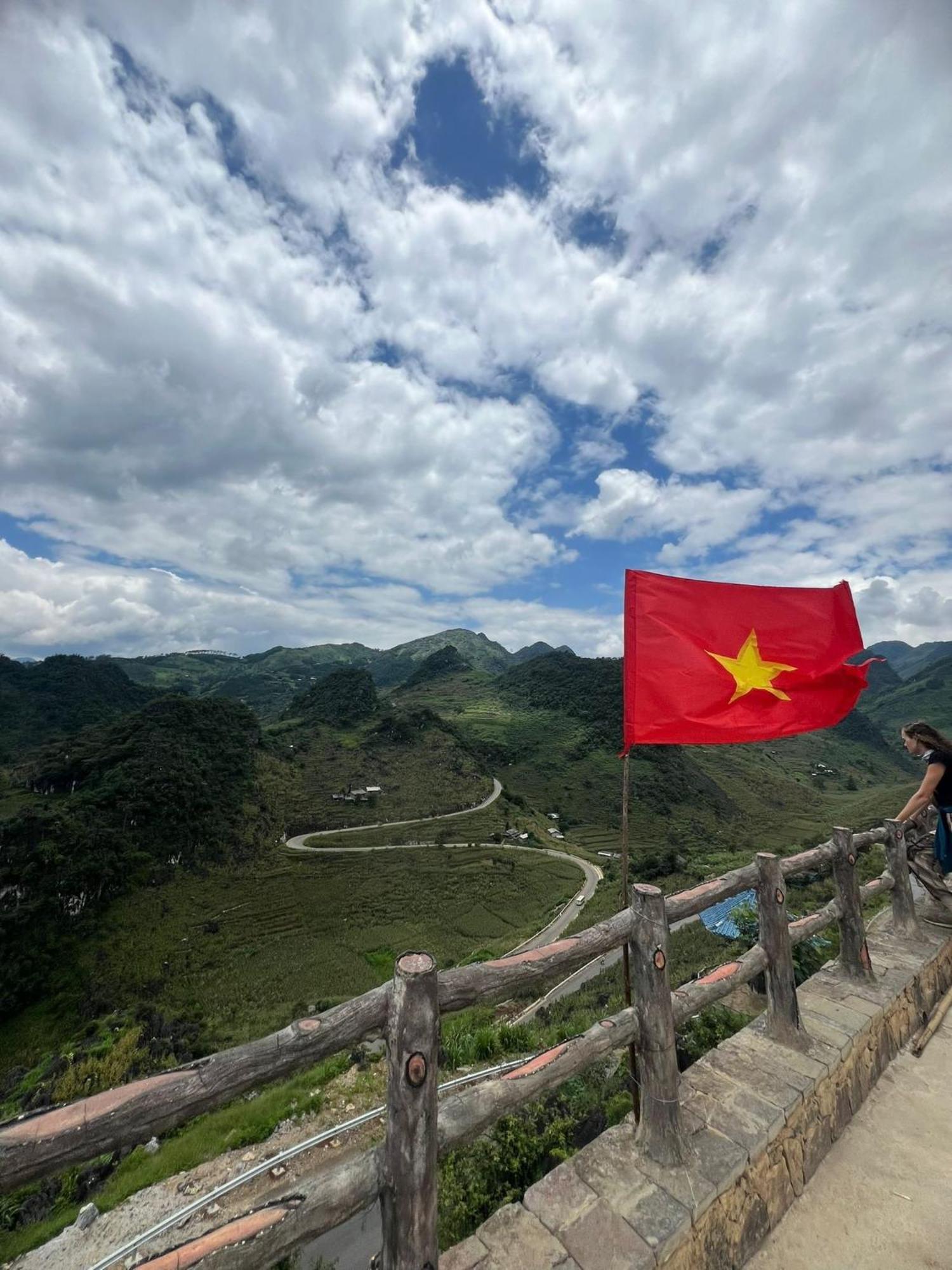 Strawberry House , Tour & Motorbikes Rentel Bed and Breakfast Ha Giang Buitenkant foto