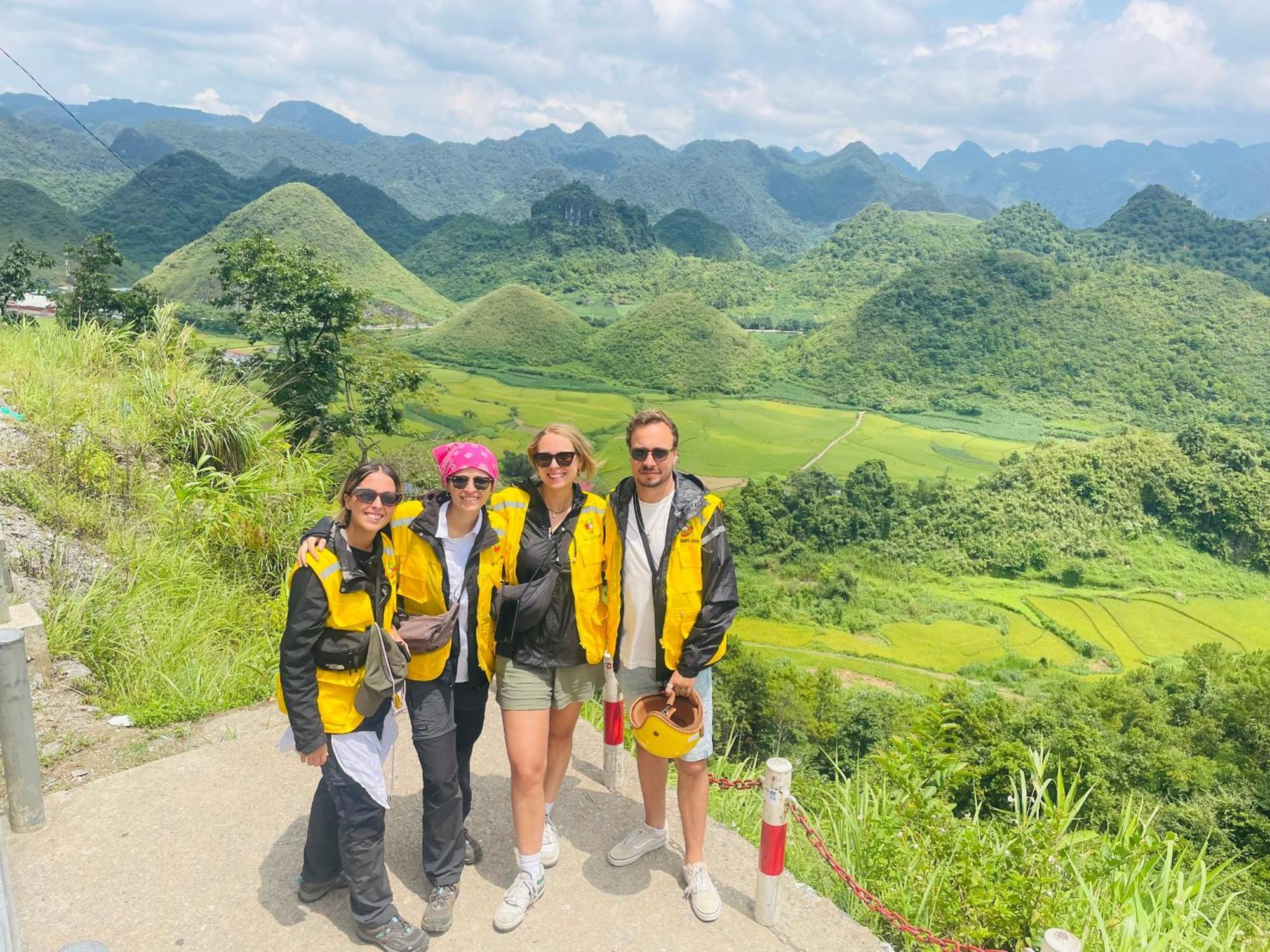 Strawberry House , Tour & Motorbikes Rentel Bed and Breakfast Ha Giang Buitenkant foto