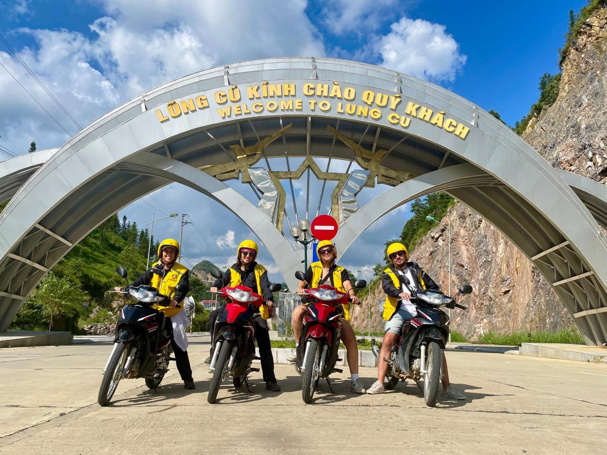 Strawberry House , Tour & Motorbikes Rentel Bed and Breakfast Ha Giang Buitenkant foto