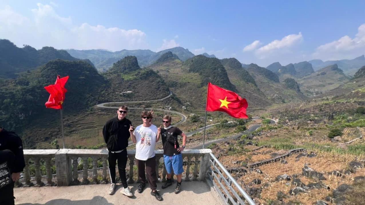 Strawberry House , Tour & Motorbikes Rentel Bed and Breakfast Ha Giang Buitenkant foto