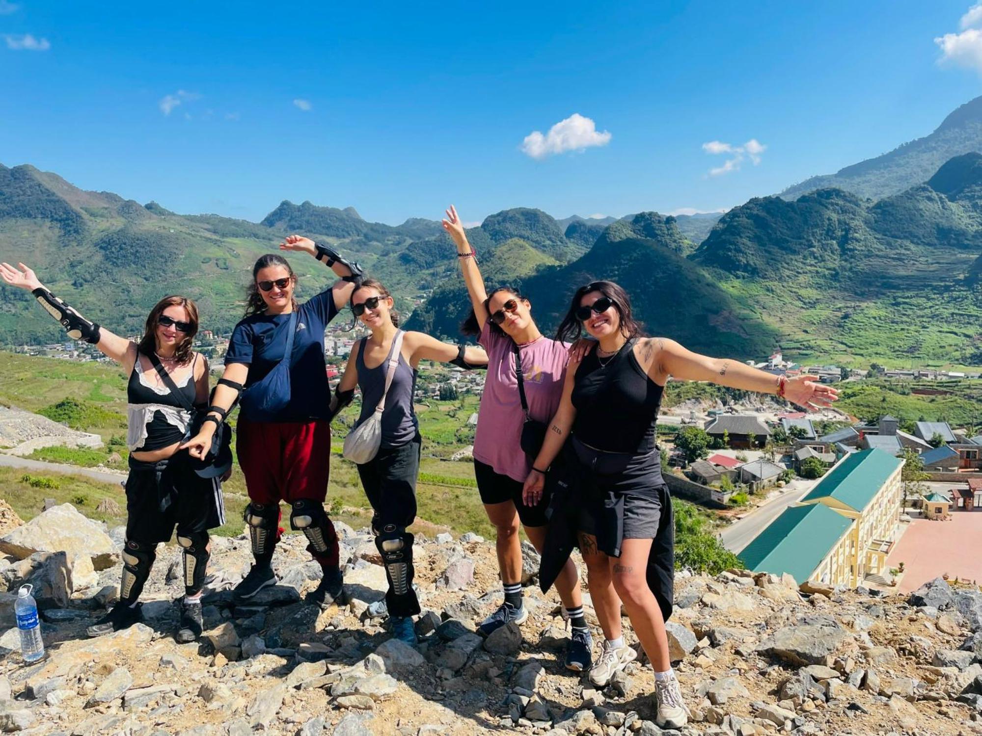 Strawberry House , Tour & Motorbikes Rentel Bed and Breakfast Ha Giang Buitenkant foto