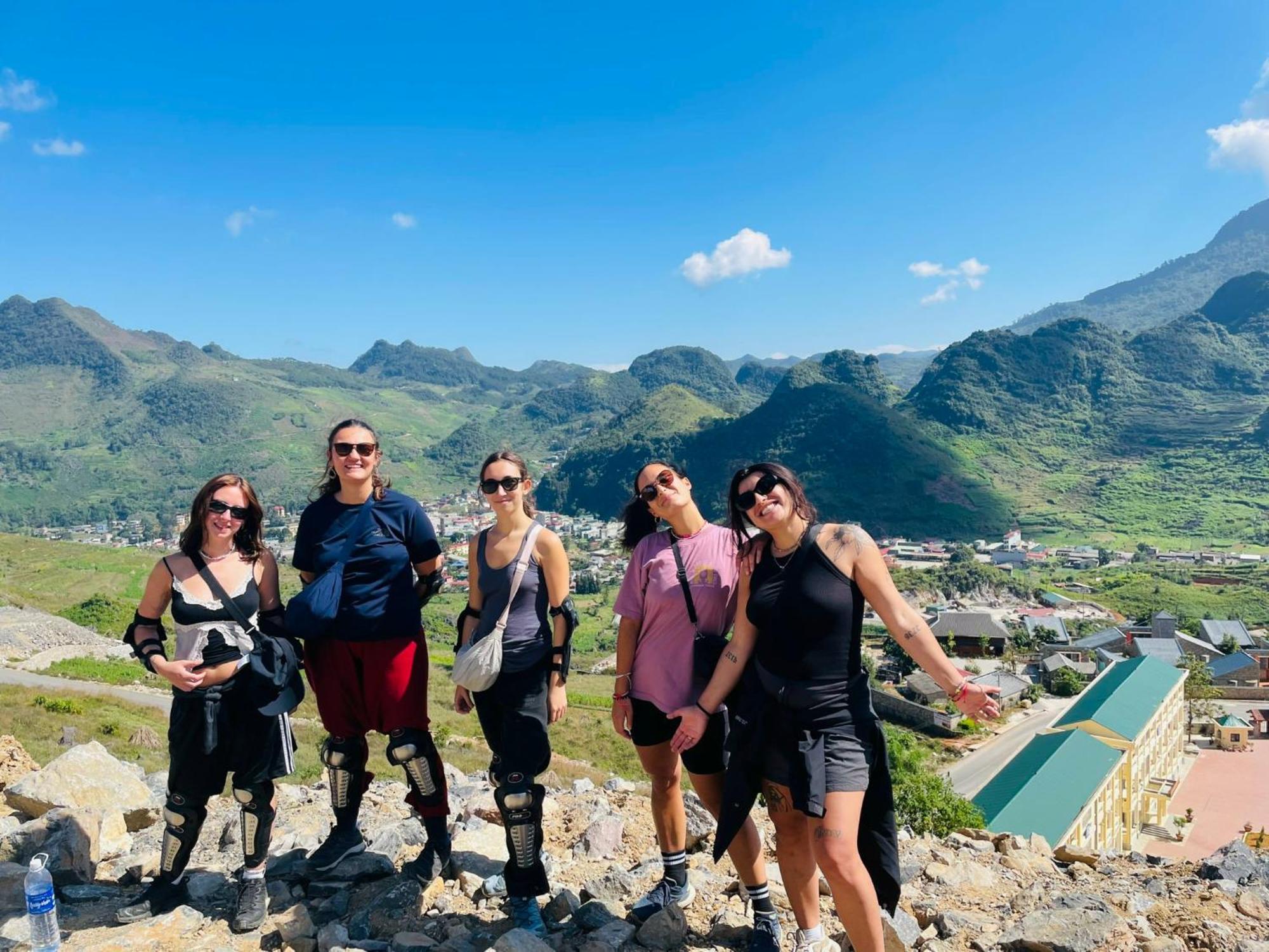 Strawberry House , Tour & Motorbikes Rentel Bed and Breakfast Ha Giang Buitenkant foto