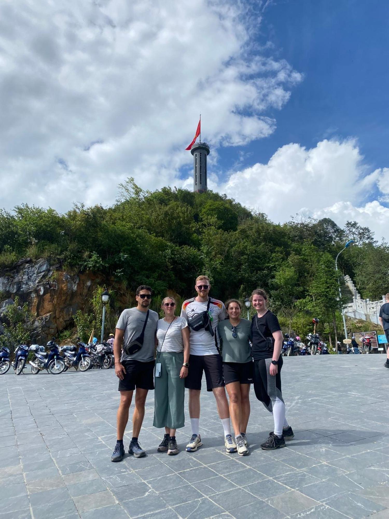 Strawberry House , Tour & Motorbikes Rentel Bed and Breakfast Ha Giang Buitenkant foto